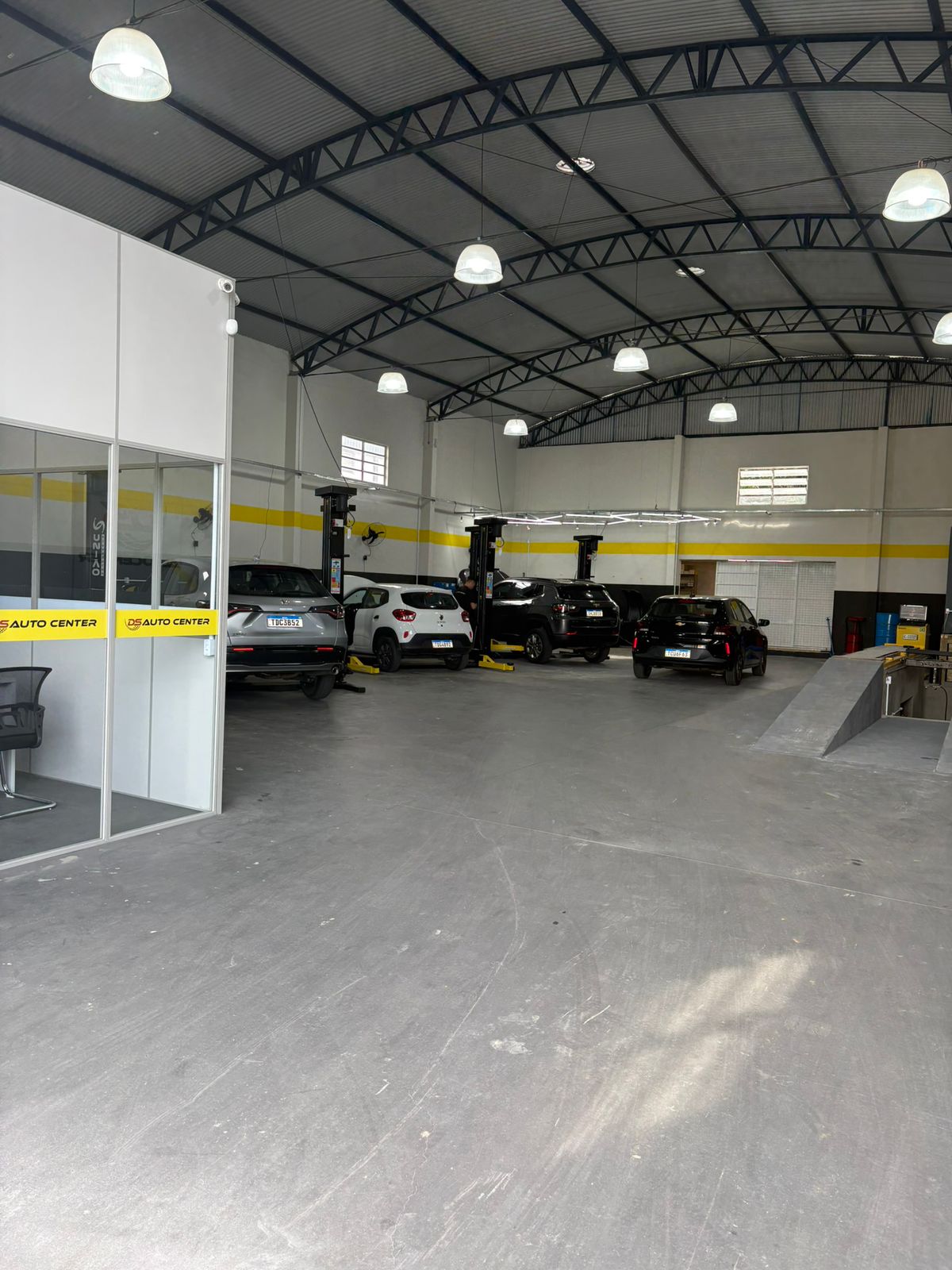 Oficina ampla da DS Auto Center com carros em atendimento